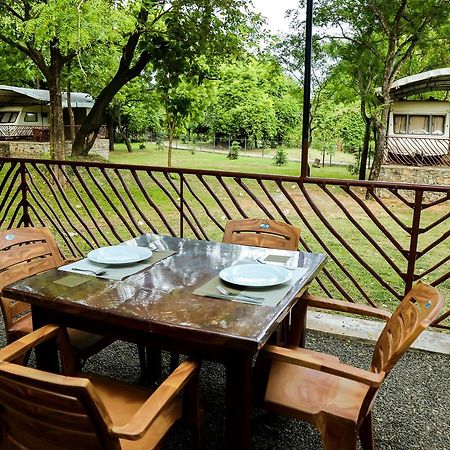 Malwathu Oya Caravan Park Bed & Breakfast Holambra Exterior foto