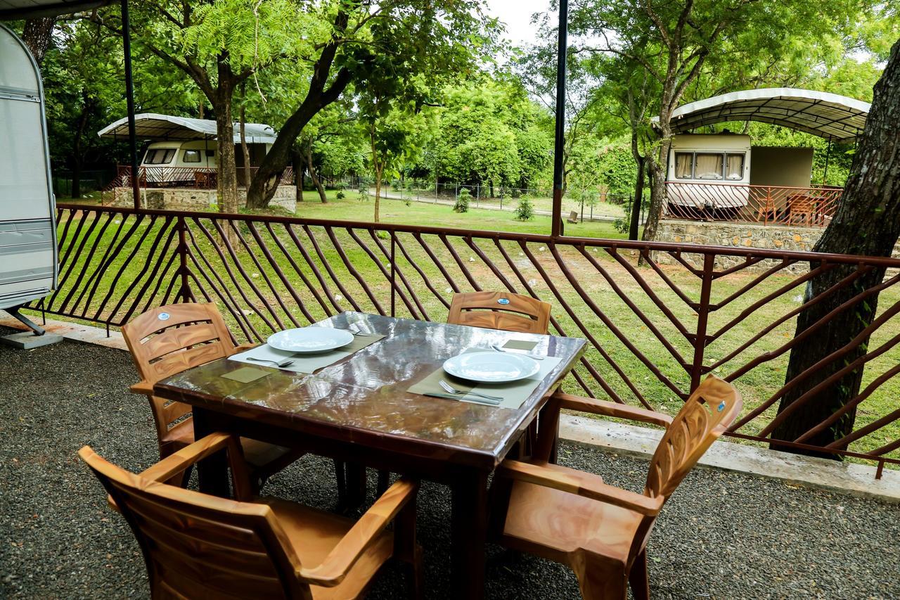 Malwathu Oya Caravan Park Bed & Breakfast Holambra Exterior foto