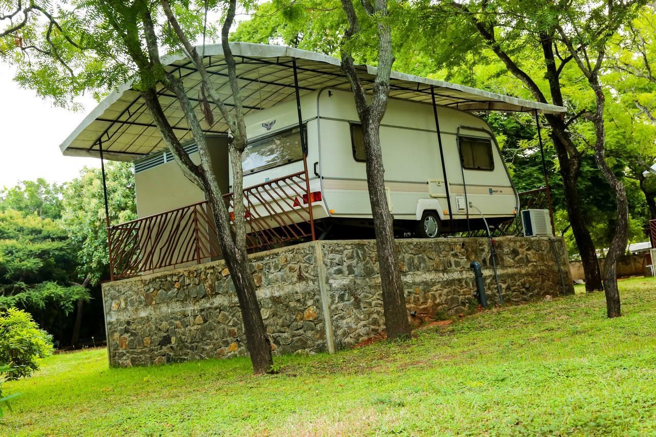 Malwathu Oya Caravan Park Bed & Breakfast Holambra Exterior foto