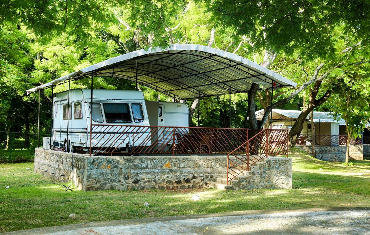 Malwathu Oya Caravan Park Bed & Breakfast Holambra Exterior foto