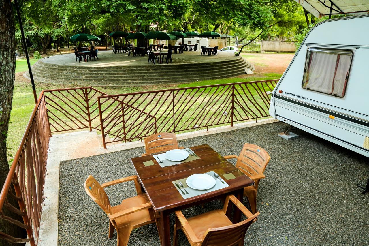 Malwathu Oya Caravan Park Bed & Breakfast Holambra Exterior foto