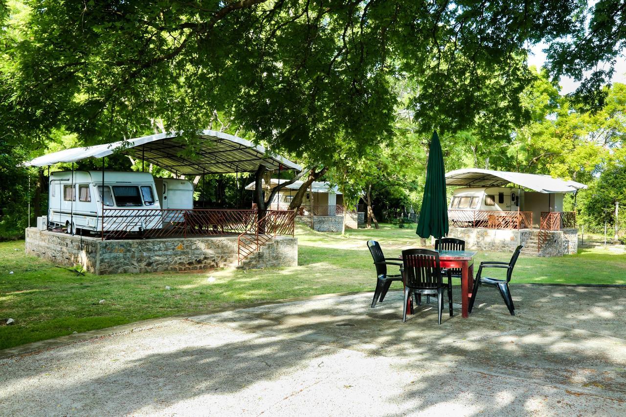 Malwathu Oya Caravan Park Bed & Breakfast Holambra Exterior foto